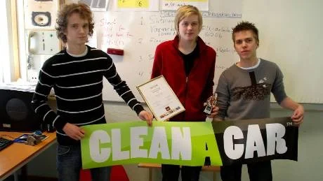 Björn Svensson, Rasmus Eriksson och Gabriel Sulka fick utmärkelsen bästa logotype på UF-mässan i Linköping. Muhammad Basem var också med i det vinnande företaget, men just nu är han och firar segern med skidåkning i fjällen.