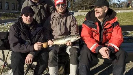Att det är 22 mil mellan Norrköping och Smedjebacken hindrade inte det här gänget från att åka till fiskepremiären - och det var inte första gången. - Vi har väl varit här kanske fem gånger tidigare, berättar de. Från vänster Lars Kvicker, Daniel Källström, Andreas Larsson och Per-Olof Nyqvist.
