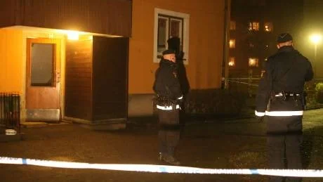 Polisen spärrade av området kring trappuppgången på Daniels väg i Åby där en 58-åring man knivdödades på tisdagskvällen.