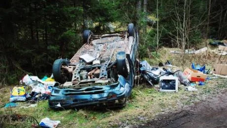 Hundratals kilo sopor och skrot har dumpats i skogen. En skrotbil, bildelar, elartiklar, glas och burkar - till fara för djur och natur. Foto: Anna Lögdberg