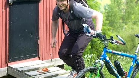 Mikael Skoog vid kontrollen högst uppe på Yxbacken.