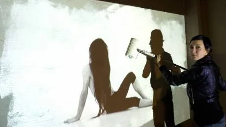 I morgon är det vernissage för utställningen (Anti)Realism. Anja Ronacher vitrollar väggen, där hennes videoverk Chimera ska visas.