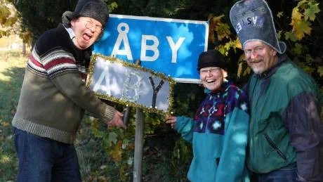 Åbys revypappa Håkan Thornell laddar för ännu en nyårsrevy och ses här med aktörerna Ing-Marie Jonsson och Otto Tuxen-Meyer - samt Åby i två upplagor!                                                                         Foto: Lars Wennerblad