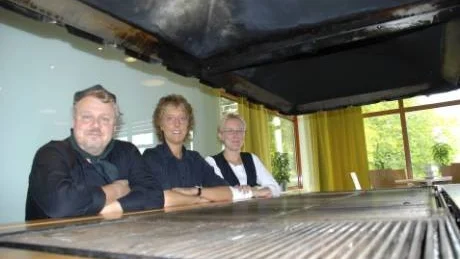 Laban Liljeblad, Nina Sipinen och Therese Carlsson jobbar på Finspong Conference Center. De lugnar alla som undrat: "Finspångsgrillen", som är omåttligt populär, finns kvar efter renoveringen!Foto: Carolina Nilsson