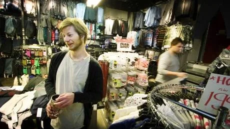 - Det märks att kunderna är försiktigare än tidigare, säger Daniel Jörneke som är butikschef på Carlings.  Foto: Andreas Skogh