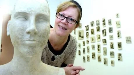 Stina Hallgren gör ett försök att sammanfatta 25 år som konstnär i utställningen "Ett kvarts sekel" på Galleri Kronan.