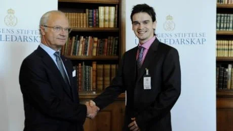Kung Carl XVI Gustaf delade ut stipendiet Kompassrosen till Dolphinsledaren Admir Lukasevic idag. Foto: Scanpix
