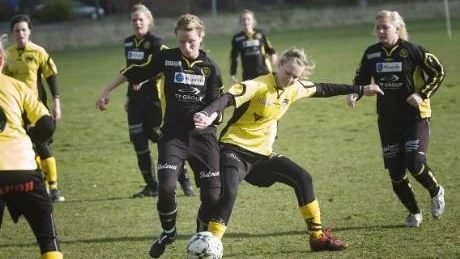 Lindö tog emot Smedby i östgötacupen. Foto: Andreas Skogh Damcupen Lindö⁓medby 3‵  efter straffar, 2′ efter full tid Uppstickaren Lindö var en och en halv minut från en rejäl skräll på Kanalplan. Då kvitterade Smedby till 2′ och vann därefter på straffar. Men det var ganska uppåt i LFF-lägret ändå. †Givetvis ska vi vara nöjda med det här. En nervös start kanske men sen vi bjuder upp till dans och står upp bra. Tjejerna ska ha en jätteeloge, säger lagledaren Leif Bjurström. Lars Eriksson, tränare i Smedby, var belåten med tjejernas inställning och vilja. †Vi hänger aldrig med huvudet och kämpar på trots att vi får en spelare utvisad tidigt i matchen. Kvitteringen i slutminuten var riktigt skönt, den kändes rättvis, säger Eriksson som var mest nöjd med Sanna Moen och Emma Svensson. I Lindö imponerade mittbackarna Frida Högberg och Lina Arvefors.  Målen, Lindö: Viktoria Westman, Linnéa Mellblom, Sofia Bjurström. Smedby: Sofia Hammerman 2, Ida Kregert Blomstrand 2, Johann