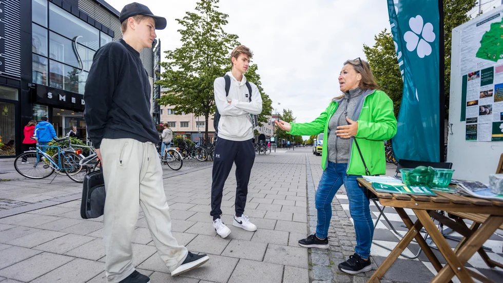 Max Holmberg och Erik Josefsson valde på torsdagen att offra en håltimme för att istället besöka samtliga valstugor på Storgatan. 
