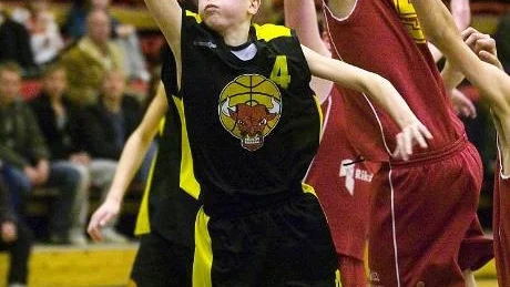 Anatolij Firsov i den svartgula dressen, var den lilla stora stjärnan i ryska Petrozavodsk. Han drömmer om att en dag bli basketproffs i NBA. Foto: Robert Svensson