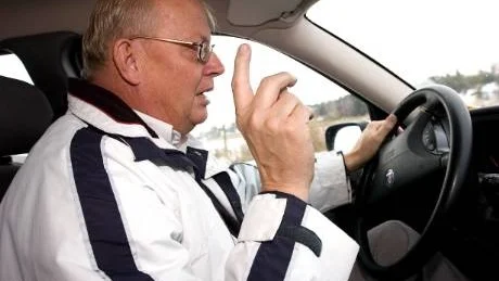 Stefan Hagfeldt "guidar" längs Lindövägen. Full av irritationsmoment, som han nu också interpellerat om. Bland annat 70-skylten strax före rondellen vid Söderleden. "Vad menas" undrar han.