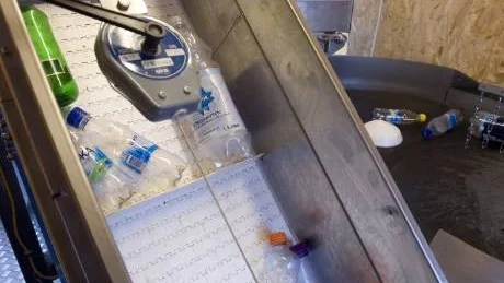 Inne i containern finns maskineriet som sorterar det som läggs i.