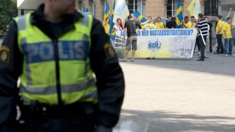 Några av de på Tyska torget församlade SDU-arna, alltså Sverigedemokraternas ungdomsförbund.