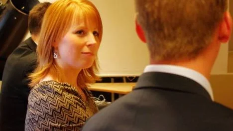 Annie Lööf lyssnade noga på olika synpunkter från deltagarna i rundabordssamtalet på Nyströmska skolan. Foto: Patrik Selsfors