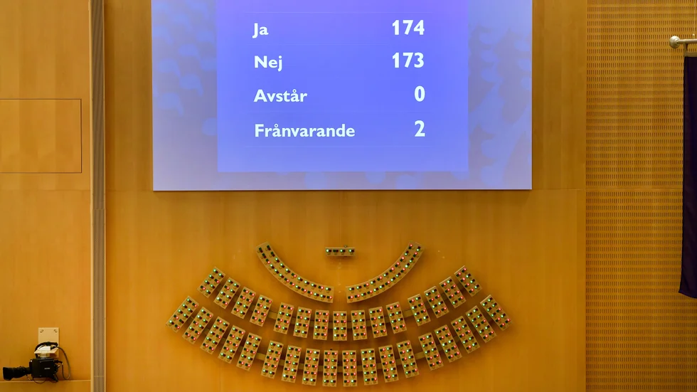 Bild från omröstningen om Ringhals framtid i januari 2020. Med en rösts marginal lät S, MP, C och V två av Ringhals reaktorer avvecklas. Efter omröstningen stod många av dem upp och applåderade.