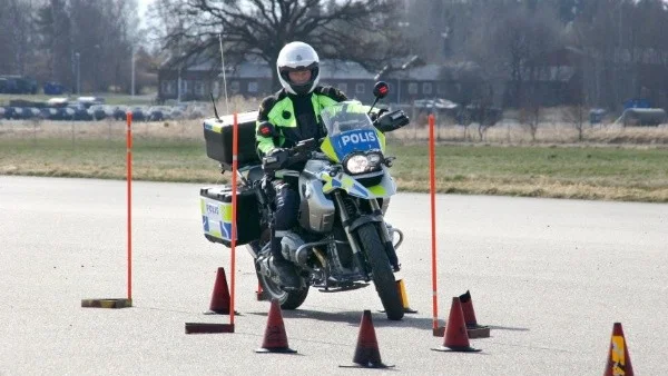 Östergötlands mc-poliser tränade i går på Bråvalla i Norrköping.
Foto: Hasse Johnsson