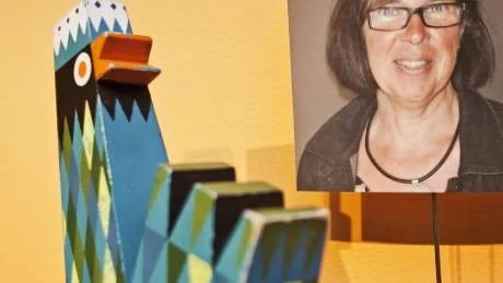 Maria Järnström som jobbar i butiken har valt modetuppen. Den ritades av Tore Engman, Gunter & Bäck. Tuppen är allmänt känd som en symbol för textilindustrin i Norrköping.