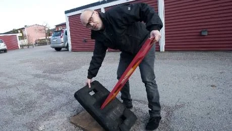 Ett dussin brunnslock har stulit i Klockaretorpet. Svevia hade bara fem lock i lager och boende i området, Mats Hellqvist visar den tillfälliga lösningen med en kon.  Foto: Titti  Olovsson