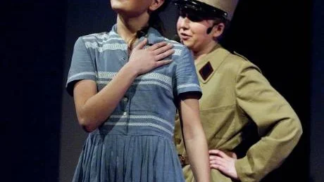 Äldsta barnet Liesel (Beatrice Biörsdmark) har sin sedvanliga kurtis med brevbäraren. Foto: Titti Olovsson
