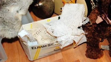 Annika Eriksson har ärvt fina saker av sin moster. Dessa spetsar är knypplade eller stickade för hand.
- Tänk va de gjorde mycket fint förr. De dubbelarbetade väl då, med barn och hushåll plus alla fina handarbeten. Idag är det ju ingen som gör sådant?