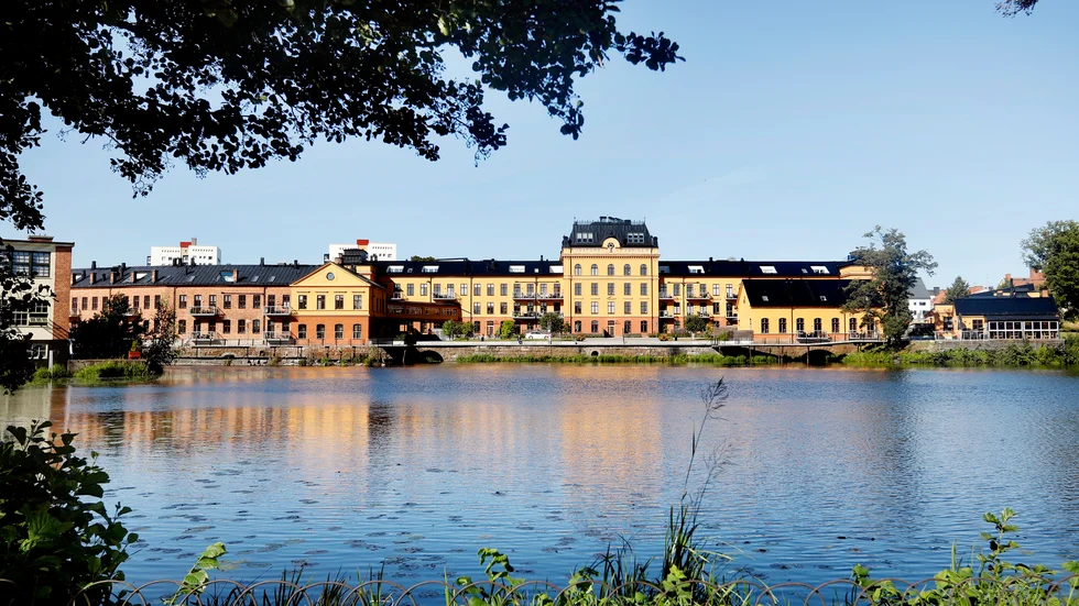 Boende och medlemmar ådöms svindlande summor i skadestånd och böter för åtgärder där kommunens handläggare inte fått ändan ur vagnen i tid för givna tillstånd, skriver signaturen "En enkel man av folket"