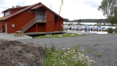 Senaste tillskottet - båthuset med servering på övervåningen.