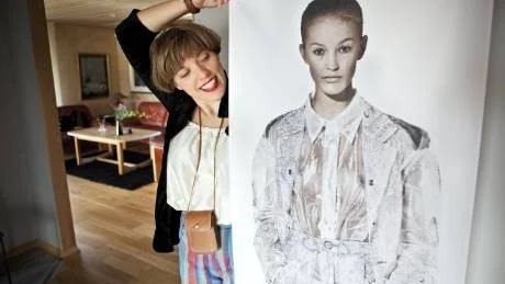 Kavajen i transparent polyester imponerade så mycket på juryn att Elin Engström korades till segrare i Show Up Fashion Award.