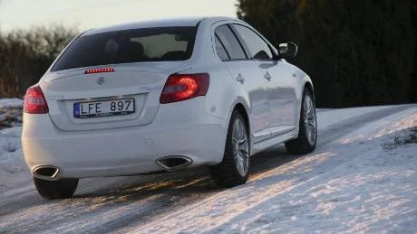 Svensken brukar inte falla för så kallade tre-box-bilar i mellanklassen, alltså med konventionellt bagagerum, så frågan är vilka som ska nappa på Suzuki Kizashi.