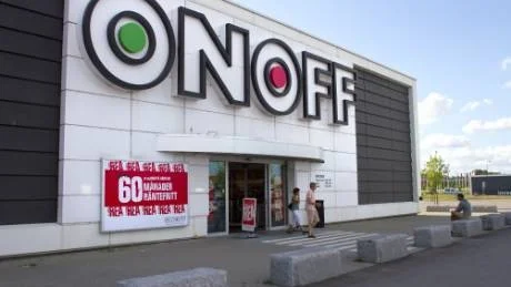 Konkursade Onoff kommer att ta ner skylten. Men det kan komma upp en annan skylt i stället, och butiken finnas kvar. Foto: Niclas Sandberg