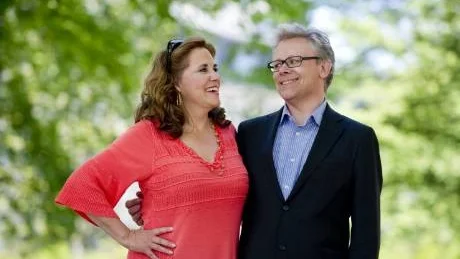 De är tvillingar men inte särskilt lika. "Vi har aldrig strävat efter att likna varandra", säger Annika och Staffan Dopping.Foto: Pontus Lundahl/Scanpix