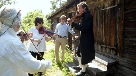 Spontana spelmansgrupper bildades vid Ringarums spelstämma. Som här vid en ladugårdsvägg, där från vänster Anne-Marie Ericson, Yvonne Eriksson och Clas Lind klämmer i med Kumlapolska. Längst bort lyssnar Rolf Eriksson till grannlåten.Foto: Titti Olovsson