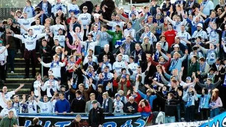 Allsvensk fotboll ska vara fest utan huliganer och slagskämpar på läktaren. IFK kan satsa hårt på att det blir hög stämning, som på bilden. Utan bråk. Foto. Robert Svensson/arkiv