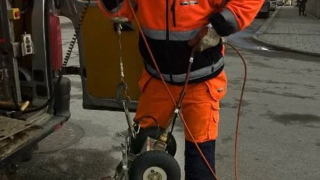 Hans Samuelsson hissar ned roboten i avloppsbrunnen. Där nere kan allt möjligt gömma sig.