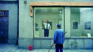 I vardagsspråket, sketchformen och ljuset finns Roy Anderssons egenart, men i filmen "Du levande" framträder den inte med full kraft, skriver Folkbladets recensent Stefan Andersson.Foto: Studio 24
