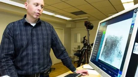 Johnny Rydin, kriminaltekniker i Norrköping har undervisat sina kollegor. - De flesta har reagerat positivt på det här systemet. Helheten blir bättre, det ska inte längre gå att göra dåliga fingeravtryck, säger han.