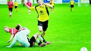 Straff! Lindös Edward Ringborg fälls av Gullringens målvakt i 90:e min och Lindö kan avgöra med ett 2-0-mål genom Marcus Fredriksson.                 Foto: Andreas Skogh