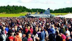 Folkfest i Linköping. Över 20 000 nyfikna åskådare kom till lördagens uppvisningar.