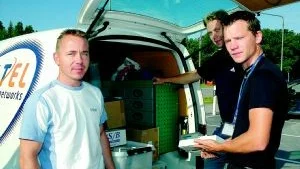 Att de svenska energibolagen tvingas byta elmätare gynnar leverantören Eltel Networks som just nu har fullt upp. "Vi har hur mycket jobb som helst just nu", säger arbetsledare Staffan Urberg och Andreas Eriksson som står och pratar med elmontören Peter Öjergren i mitten, som snart ska ge sig ut i Finspång. Foto: Malin Perk