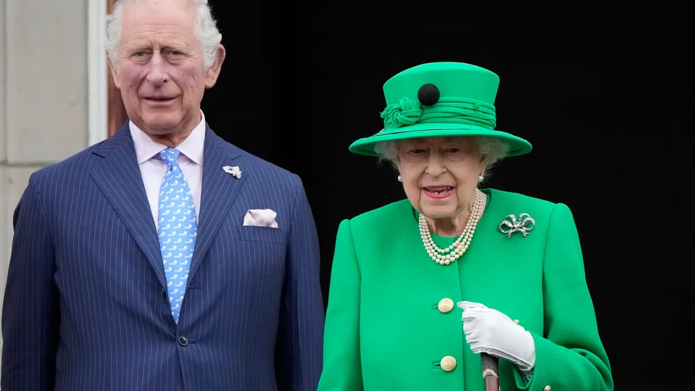 Drottning Elizabeth med sonen och tronföljaren prins Charles utanför Buckingham Palace i London i juni i år.