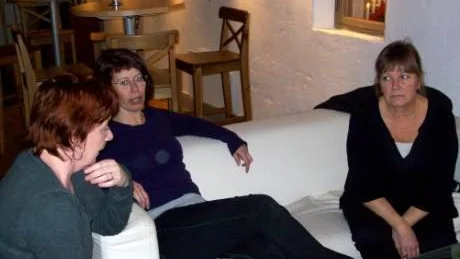 Ann, Elsie och Laila i livligt samtal på årets första föräldracafé. Foto: Patrik Selsfors