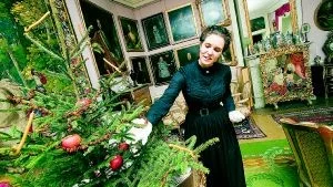I början dekorerades granen oftast med mat som äpplen och girlanger av russin, berättade Maria Gärdeman vid en av många guidade turer på Löfstad slott som i helgen höll traditionell julmarknad.