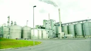 I dag producerar Agroetanols anläggning på Hänelseö 55 miljoner liter etanol varje år. Efter utbyggnaden blir den årliga produktionen tre gånger så stor. Foto: Janne Forsby