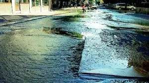 Vatten fanns det i Norrköping i tisdags, men på fel plats som här på Bråddgatan.Foto: Titti Olovsson