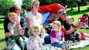 Dagbarnvårdare Maj-Britt Svensson längst till höger med Martin i knät, Therese Isberg med sonen Hugo, Jessica Torstensson med dotter Ebba och Sara. Det är bara Tomas som lämnat filten. Foto: Malin Perk