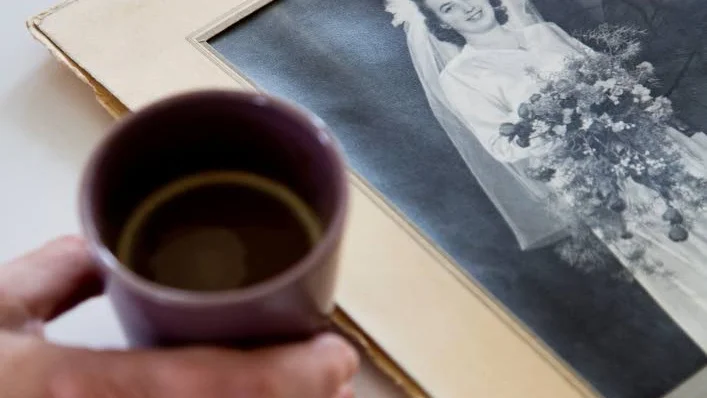 "För mig är min mamma och pappa fortfarande mina föräldrar, det har inte förändrats", säger Maria och visar en bild när hennes föräldrar gifte sig.