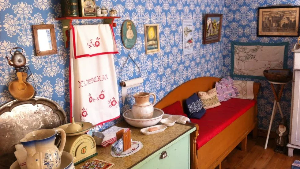 Lucköppnardag i Öjeby kyrkstad. Interiör från Helén och Gösta Lindbäcks kyrkstuga.
