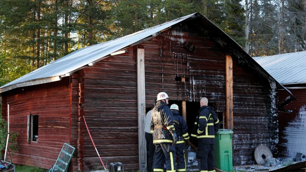 En timring började brinna i Arnemark under torsdagskvällen. Räddningstjänten kunde släcka branden och bära ut gasflaskorna som fanns i byggnaden.