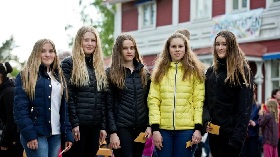 Klasskamraterna Henny Nordvall, Kajsa Jakobsen, Felicia Burman, Paulina Johansson och Ebba Grankvist har gått ut åttan och uppskattar examensfesten. ”Det är superbara att de säger nej till droger”, säger Paulina Johansson.