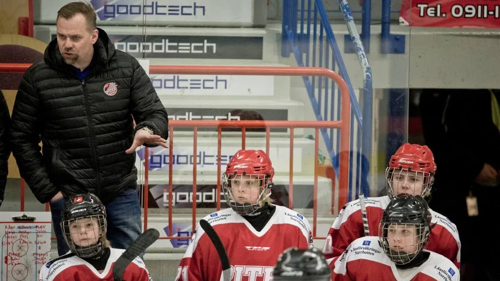 NHL-legendaren Tomas Holmström är i dag tränare för Piteå Hockey P-01. I går spelade hans lag en träningsmatch mot Novi Ice Cats i LF Arena.