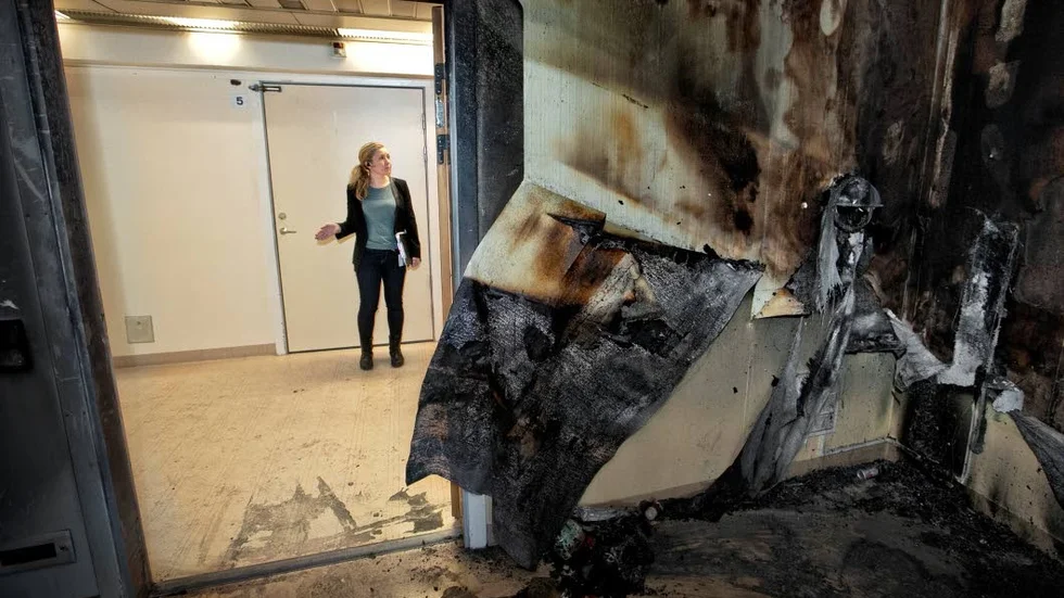 Helena Klasson, brandingenjör vid landstingsfastigheter, berättar att den brandklassade dörren gjorde att rökskadorna kunde begränsas.